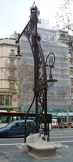 Banco-farola del Paseo de Gracia de Barcelona, diseñado por Pedro Falqués