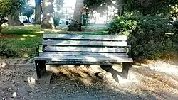 Banca tipo de madera y hierro.