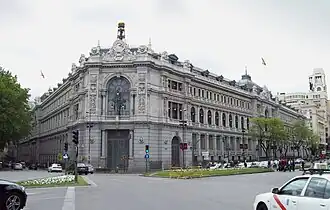 El edificio del Banco de España de Madrid con el C.B.A. a la derecha.