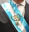 La banda presidencial con el collar que contiene la llave de la Constitución