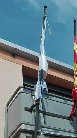 Bandera de San Cristóbal colgada de la casa consistorial del mismo municipio.