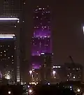 La torre iluminada de morado en Halloween