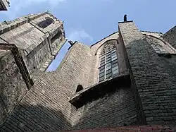 Ábside y campanario, vistos de la plaza del Pino