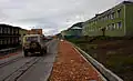 La calle principal de Barentsburg (los edificios de la derecha fueron demolidos en 2013)