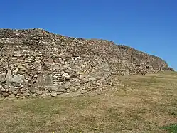 Vista frontal del cairn.