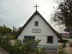 Barraca de la Albufera con el remate de la cruz