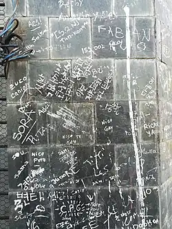 Grafitis en ambos idiomas