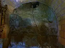 Roca en la cripta sobre la que fueron depositados inicialmente los cuerpos de los Santos Hermanos Mártires