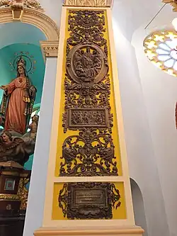 Aplique de bronce en un pilar