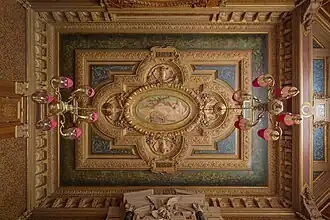 Bajorrelieve en el centro del techo del comedor, reproducción de: Diana tendida sobre un ciervo, de Jules Dalou.