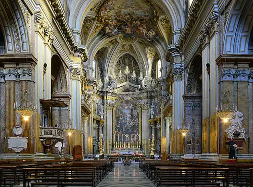 Interior de la basílica