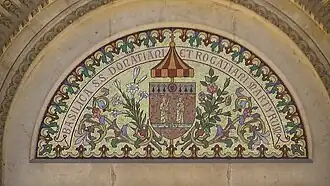 Tímpano del portal: mosaico armoriée con Donatio y su lys, Rogatio y su rosa