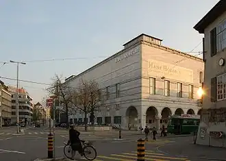 Museo de Arte de Basilea; pinturas y dibujos de artistas del Alto Rin entre los siglos XIV y XVI, arte de los siglos XIX y XX.