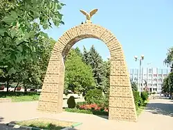 Arco en Bataisk, frente al edificio de la administración