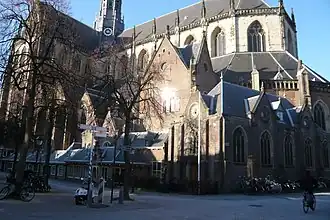 El lado sur hoy: a la derecha está el consistorio añadido por De Bray