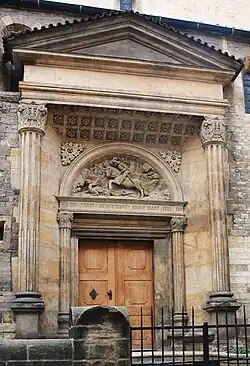 Portal de basílica de San Jorge de Praga en el castillo de Praga, alrededor de 1510.