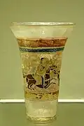 Jinete en un vaso de vidrio decorado (Siria, siglo&nbsp;XIII).