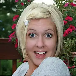 Las cejas se pueden usar para expresar emociones como por ejemplo la sorpresa.