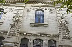 Fachada de la Escuela Superior de las Bellas Artes de Toulouse. A la izquierda la estatua alegórica de la Arquitectura por Abel Fabre. A la derecha la estatua alegórica de la Pintura por Alexandre Laporte.