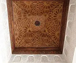 Otro ejemplo de patrones geométricos en un techo de madera (más pequeño y simple) en la Madrasa de Ben Youssef en Marrakech (siglo&nbsp;XVI)