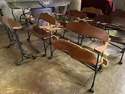 Bancos con reclinatorio diseñados por Gaudí