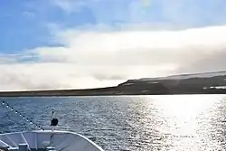 Isla Bennett - el barco M/S Hanseatic fondeando en los caminos de la costa norte