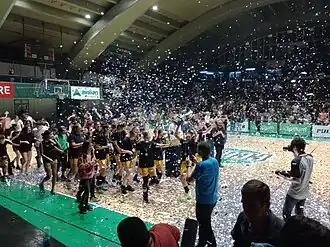 Jugadoras de Berazategui dando la "vuelta olímpica" tras la obtención del título