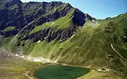 El refugio de Bergerse (debajo del corte Goldeckscharte ), visto desde el ascenso al Berger Kogel (1980)