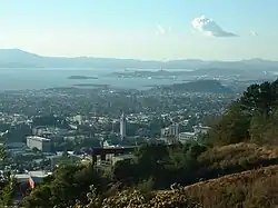 La ciudad de Berkeley, la bahía y el condado de Marin al fondo vistos desde la reserva Claremont Canyon