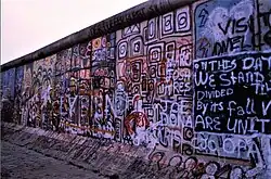 Grafiti del Muro de Berlín que dice en inglés In this day we stand divided--by its fall we are united («En este día estamos divididos; por su caída estamos unidos»), 1986
