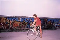 Arte de señales de tráfico en el Muro de Berlín, 1986