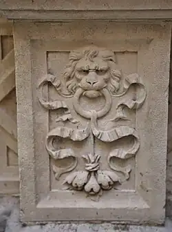 Bernuy: máscara de león, cintas.