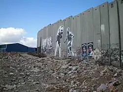 Tres murales de 2007: (1) Ron English: Grade School Guernica; (2) FAILE: Jake LaMotta y Sugar Ray Robinson boxeando (de Toro salvaje): (3) Ron English: Ya no estás en Disneyland