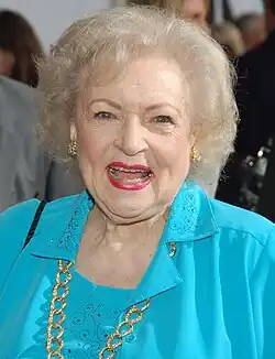 Vestimenta color cian (comediante Betty White)