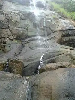 Catarata en las cuevas de Bhaja