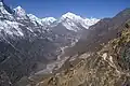 Tengi Ragi Rau desde el este, frente al Pico Sundur y el lugar Thamo en el valle de Bhotekoshi