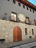 Palacio de los Eguía en Estella; en la fachada luce el escudo familiar (hoy sede de la Biblioteca Pública)