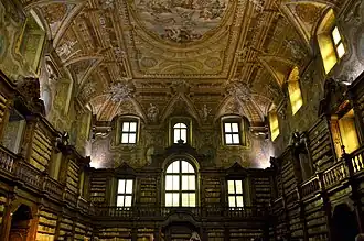 Biblioteca Oratoriana dei Girolamini, abierta en 1586, es la bibliteca más antigua de Nápoles, reacondicionada por Arcangelo Guglielmelli y acabada por su hijo en 1727