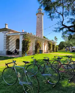 Bicicletas estacionadas en la playa del faro
