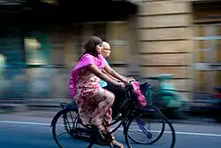 Chicas en bicicletas tipo inglesas por las calles de Pune, India.