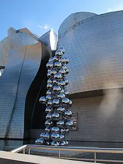 El gran árbol y el ojo. Instalación permanente de Anish Kapoor