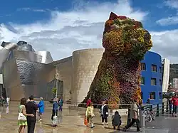 Puppy de Jeff Koons, a la entrada del museo