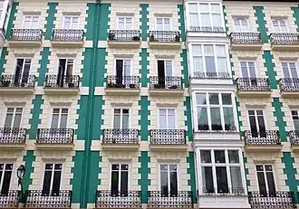 Detalle de la fachada de un edificio rehabilitado en la confluencia de la calle Astarloa con la calle Ledesma