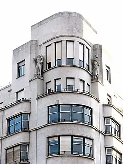 Estatuas en el edificio de Aviación y Comercio