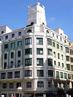 Edificio de estilo art déco en la esquina de las calles Iparraguirre y Licenciado Poza