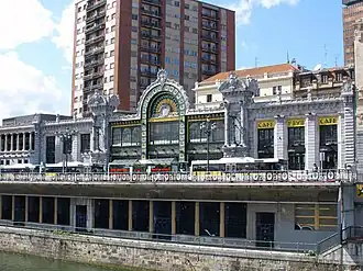 Dos estaciones que dan a la ría, una encima de la otra. La estación de arriba está a nivel de la carretera mientras que a la de abajo, Naja, se accede por unas escaleras que dan a debajo del puente.