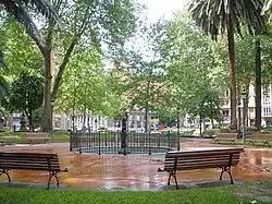 Estanque presidido por una estatua femenina