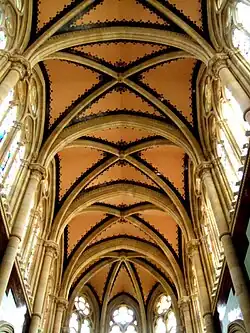 Bóvedas de la nave mayor y vitrales