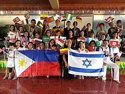 El Obispo Armando Cruzem y su congregación, con las banderas de Israel y las Islas Filipinas.