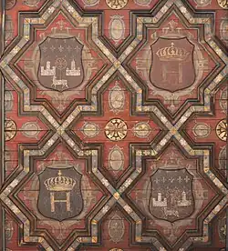 Patio de Enrique IV, escudos de armas bajo el toldo. Los motivos geométricos evocan el estilo mudéjar, pero también grabados de Serlio (rediseñados después del Renacimiento).